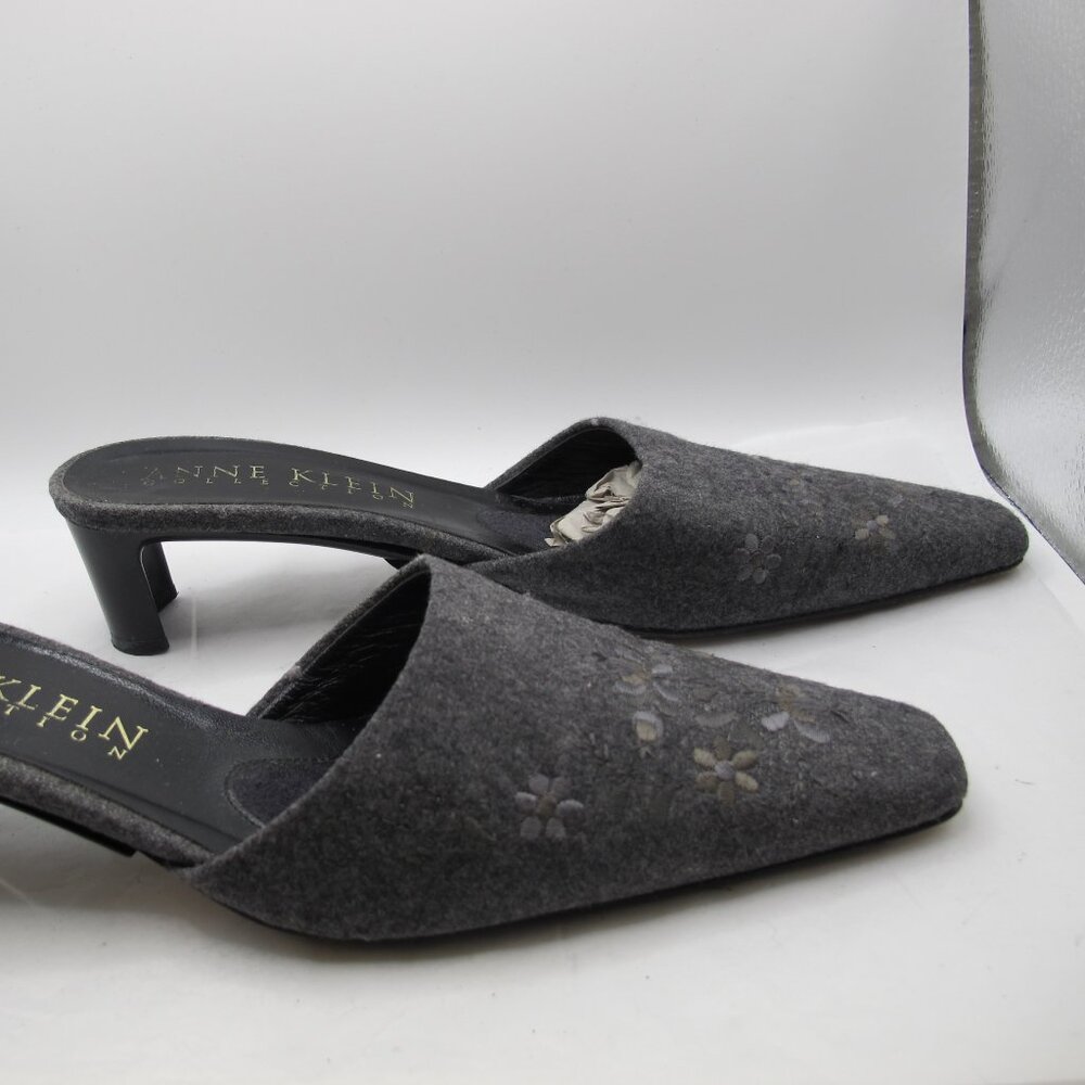 Anne Klein Collection gray wool wedge with floral pattern 8.5AA